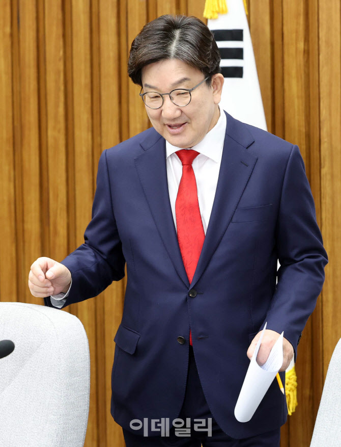 '원내대책회의 참석하는 권성동 원내대표'                                                                                                                                ...