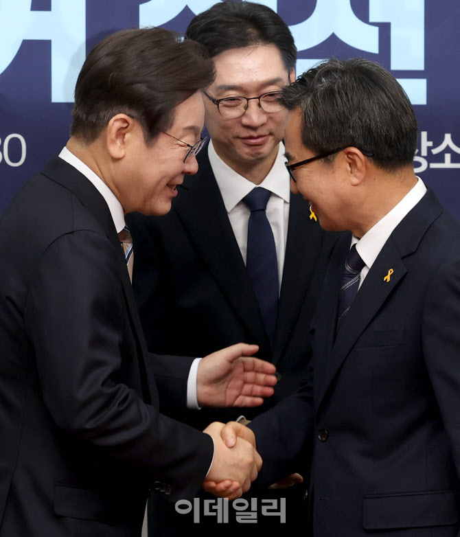 공명선거 실천 서약, '악수 나누는 이재명-김경수-김동연'                                                                                                                      ...
