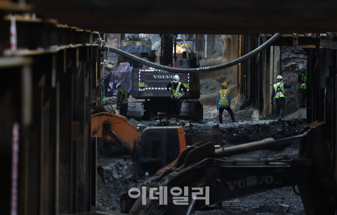 '영동대로 지하 복합개발 건설공사 3공구 굴착 현장'                                                                                                                         ...