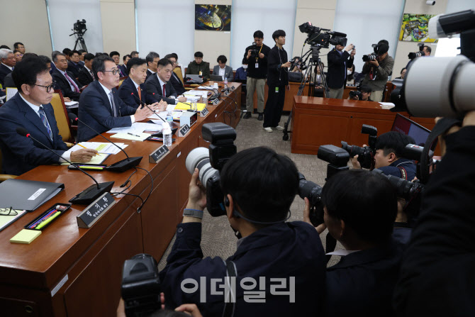 '답변하는 유영상 SKT 대표이사'                                                                                                                                   ...