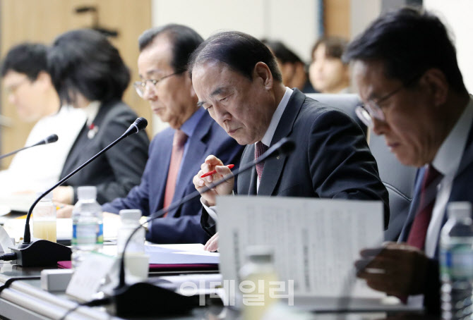 혁신위 참석하는 자문위원들                                                                                                                                       ...