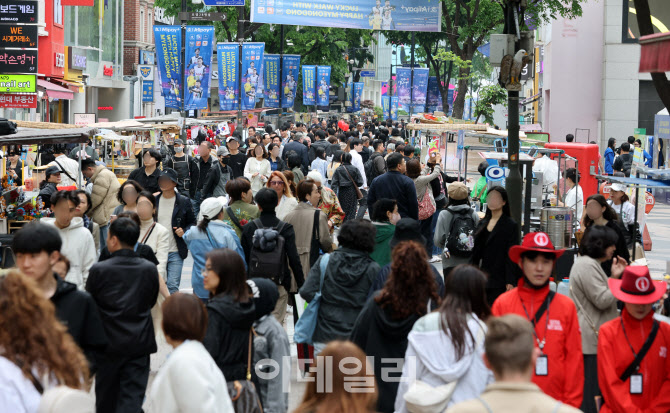인파로 발디딜틈없는 명동거리                                                                                                                                       ...