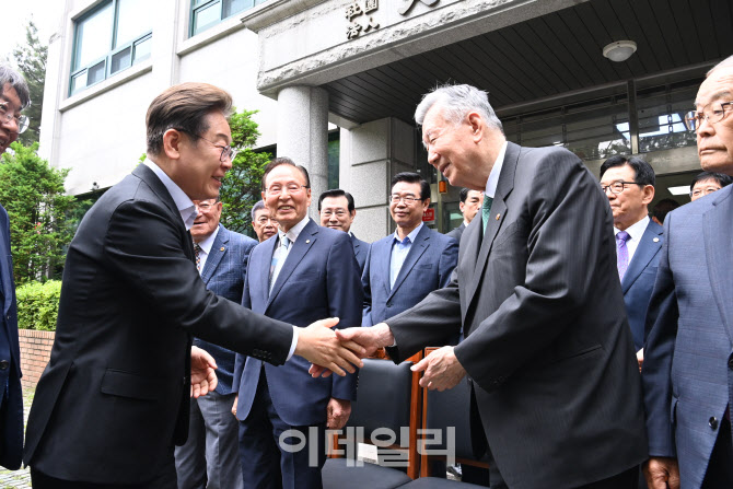 대한노인회 방문, '악수하는 이재명-이중근'                                                                                                                              ...