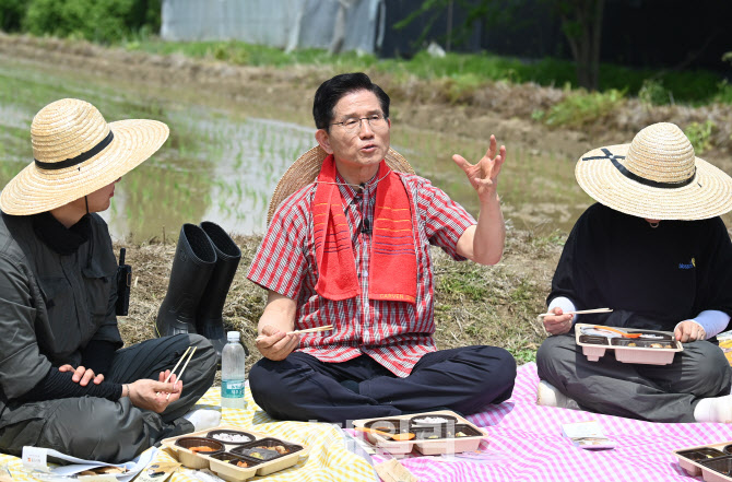 김문수 국민의힘 대선후보, 청년농부들과 함께                                                                                                                              ...