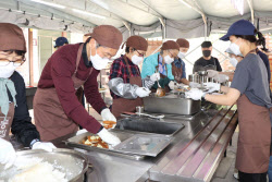 케이카, 명동밥집서 식사 지원 봉사…