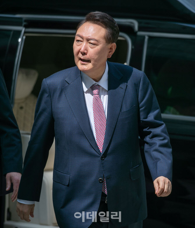 내란 우두머리 혐의 사건 6차 공판 출석하는 윤석열 전 대통령                                                                                                                   ...