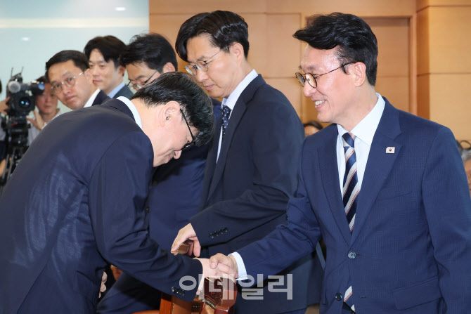 경제·민생분야 부처 업무보고 참석자들과 인사 나누는 김민석 총리 후보자                                                                                                               ...
