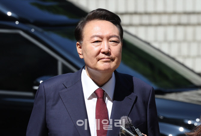 법원 도착한 윤석열 전 대통령                                                                                                                                      ...