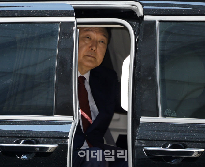 차에서 내리는 윤석열 전 대통령                                                                                                                                     ...
