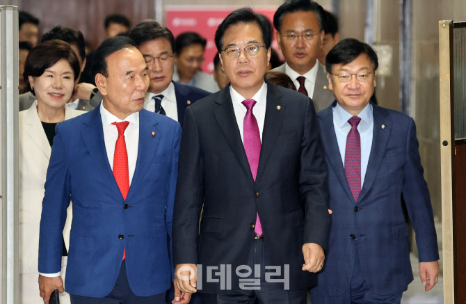 비상대책위원회의 입장하는 국민의힘 지도부                                                                                                                                ...