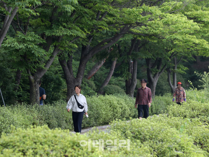 산책하는 시민들                                                                                                                                             ...