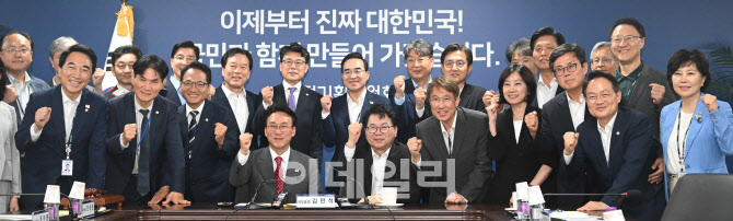 국정기획위원회 찾은 김민석 총리                                                                                                                                     ...