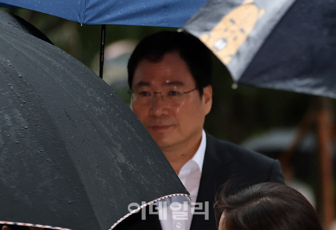 '집사게이트' 수사, 윤창호 전 한국증권금융 사장 특검 출석                                                                                                                     ...