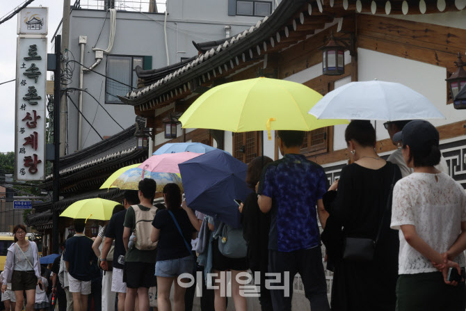 초복, 삼계탕집 앞 긴 줄                                                                                                                                        ...