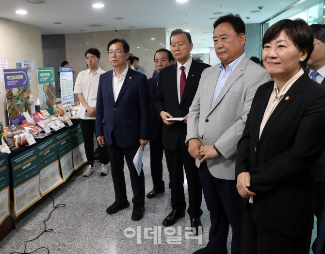 명인들의 식품 전시 부스                                                                                                                                        ...