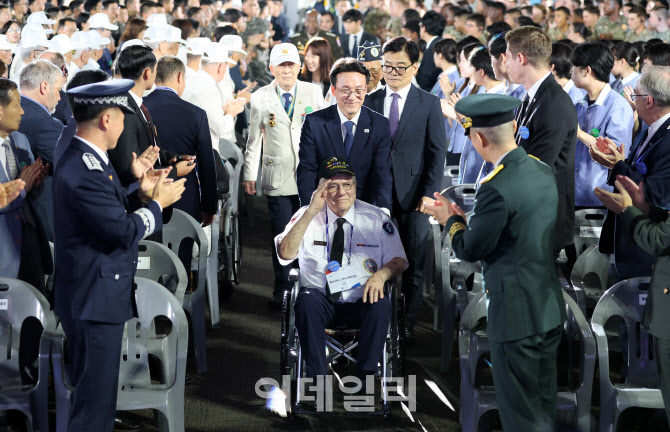 6.25 참전용사 휠체어 밀고 같이 입장하는 김민석 총리                                                                                                                       ...