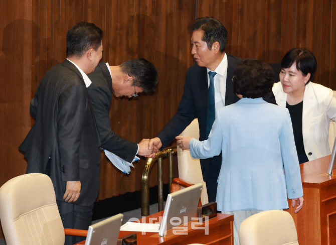 '필리버스터' 노종면 의원 격려하는 정청래 대표                                                                                                                            ...