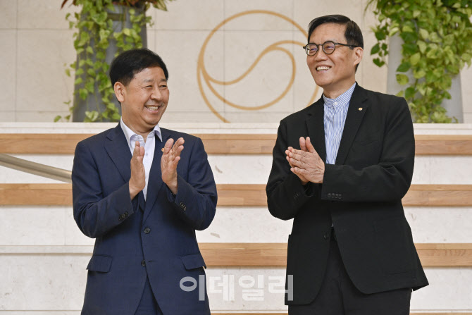 박수치는 구윤철 부총리-이창용 총재                                                                                                                                   ...