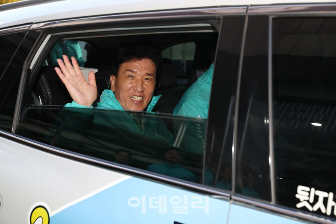 취약계층 김치 배송하는 함영주 하나금융 회장                                                                                                                             ...