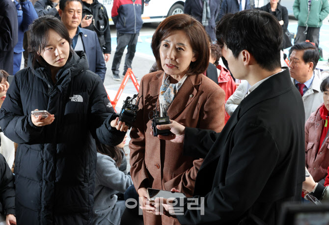 국회 패스트트랙 충돌' 1심 선고 공판 향하는 나경원                                                                                                                         ...