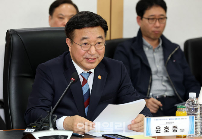 범정부 AI 공통기반 서비스 개시 기념식에서 발언하는 윤호중 행안부 장관                                                                                                              ...