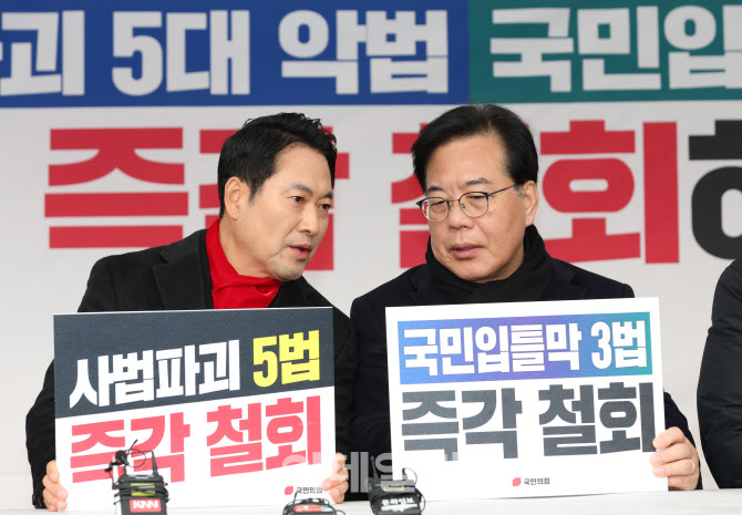 릴레이 천막농성, '대화하는 장동혁-송언석'                                                                                                                              ...