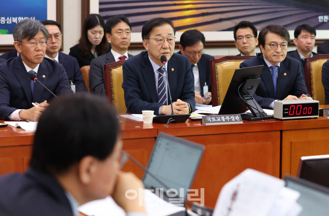 '답변하는 김윤덕 장관'                                                                                                                                         ...