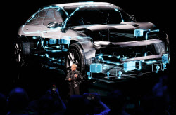 'FSD vs 알파마요'…110억km 격차, 따라잡을 방법 있나