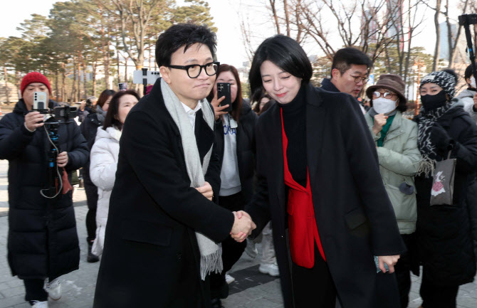 악수하는 한동훈-배현진                                                                                                                                          ...