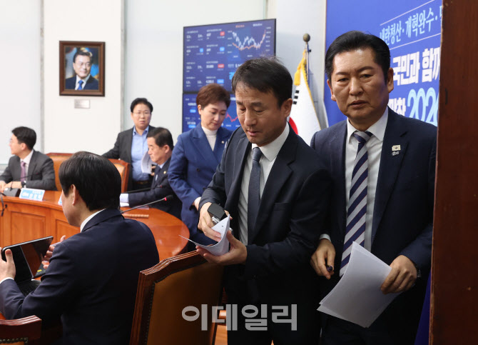 '회의실 나서는 정청래-한병도'                                                                                                                                     ...