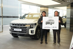 KGM, ‘무쏘’ 1호차 고객에게 전달…본격 출고