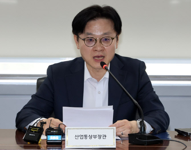 원유·나프타 수급 애응 점검회의에서 발언하는 김정관 장관                                                                                                                       ...