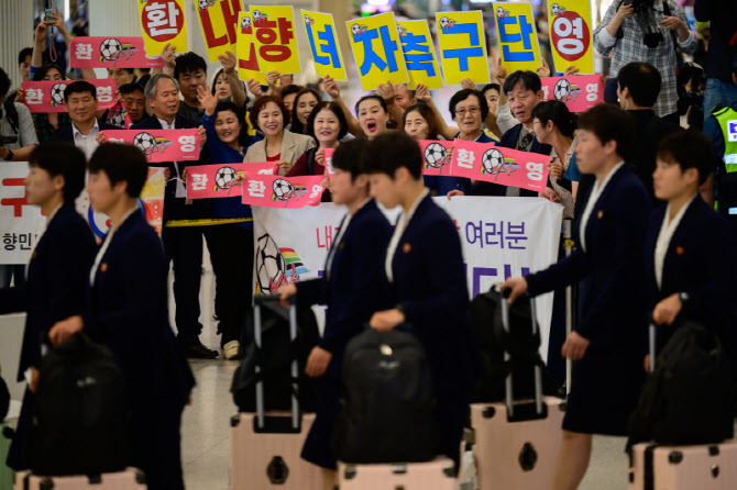 북한 여자축구팀 ‘내고향여자축구단’ 방한                                                                                                                                ...