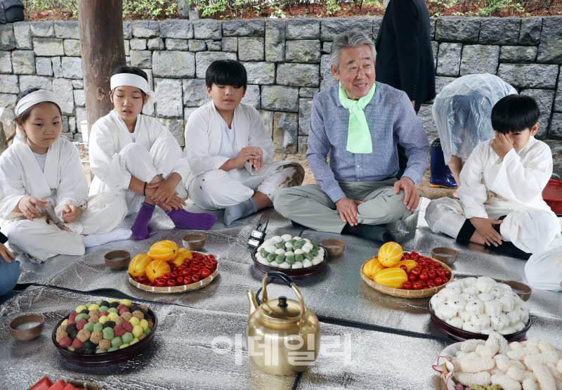전통모내기 참석 후 새참먹는 어린이들                                                                                                                                 ...