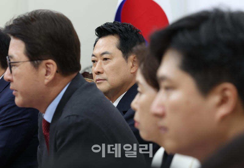 발언 듣는 장동혁 대표'                                                                                                                                         ...