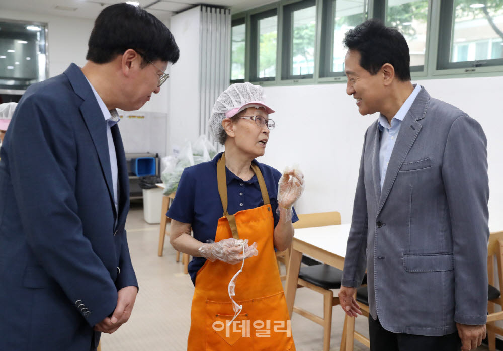 봉사자와 대화하는 오세훈 서울시장                                                                                                                                   ...