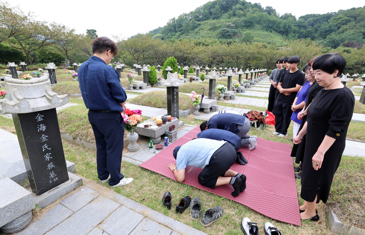추석 앞두고 이른 성묘하는 가족들                                                                                                                                    ...