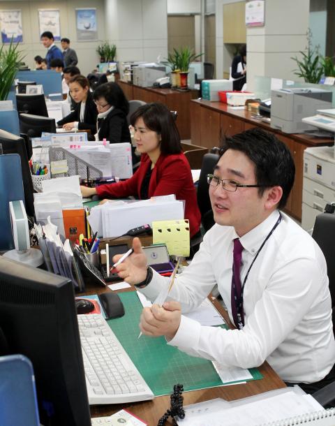 http://edaily.co.kr/news/NewsRead.edy?newsid=01098806599435112&SCD=&DCD=A01202 남성 텔러의 매력..기업은행의 틈새전략