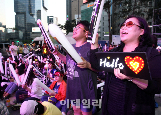 [포토]강남역 점령한 `가왕`의 팬들!