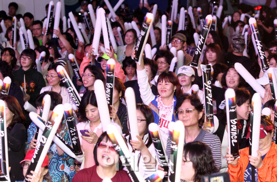 [포토]강남역 점령한 `가왕`의 팬들!