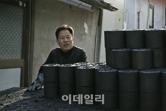 `연탄은 행복..힘들다고 나눔까지 줄이면 안돼죠`