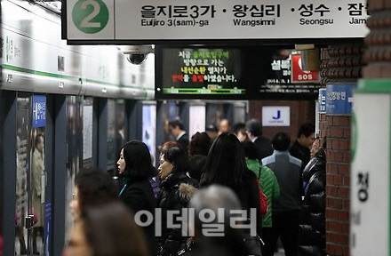 `공짜손님·스마트폰 때문에` 서울지하철 4200억 적자