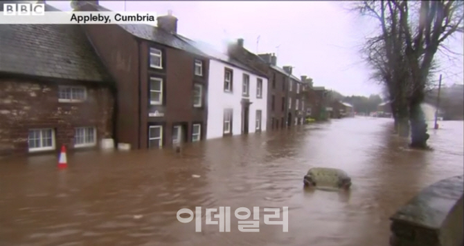 영국 북서부 강풍·폭우 1명 사망…1000여명 대피