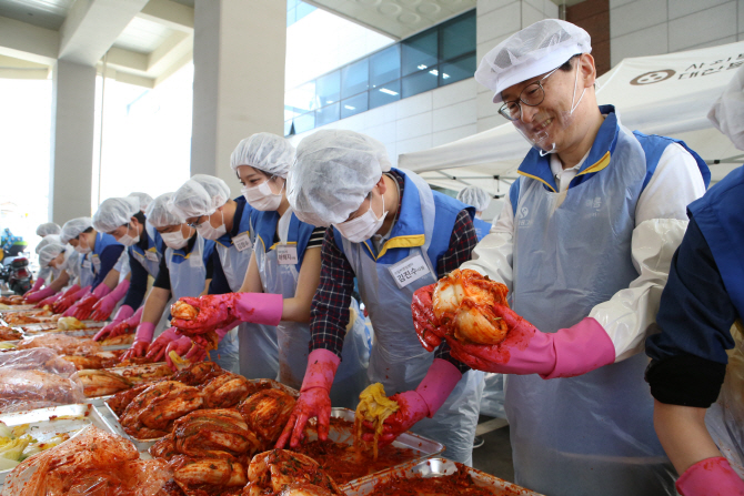 신한카드, 어르신들 `봄김치` 맛나게 드세요