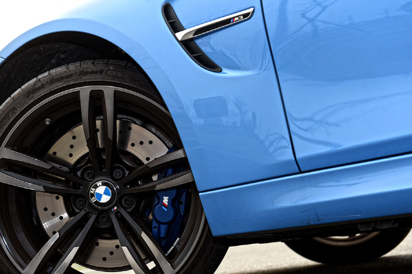 BMW M3 & 캐딜락 ATS-V 비교 시승기 - 야생마와 완벽주의자, 새로운 라이벌 구도를 완성하다