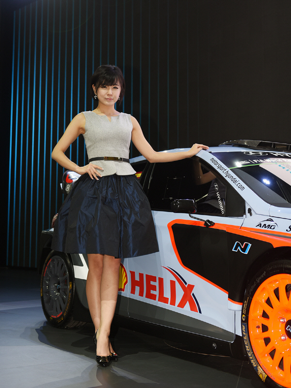 레이싱 모델 류지혜, '세계 최고를 노리는 i20 WRC와 함께!'