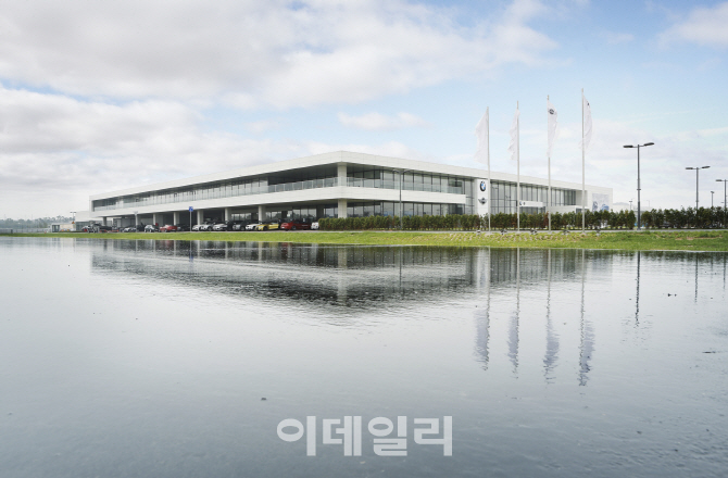 한국 투자늘리는 수입차, R&D에 모터쇼·박물관까지