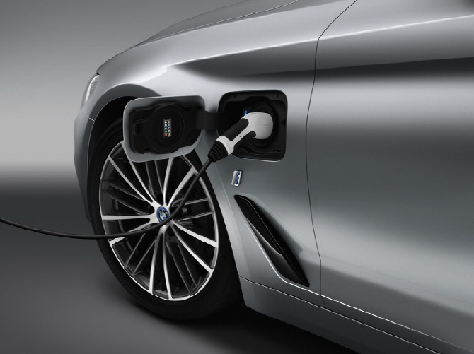 더욱 가볍고 강하게 돌아온 스테디셀러, 2017 BMW 5 시리즈(G30)