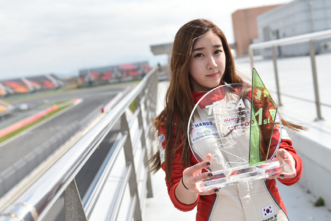 여성 카레이서 문혜민, TCSA 최종전을 우승을 장식