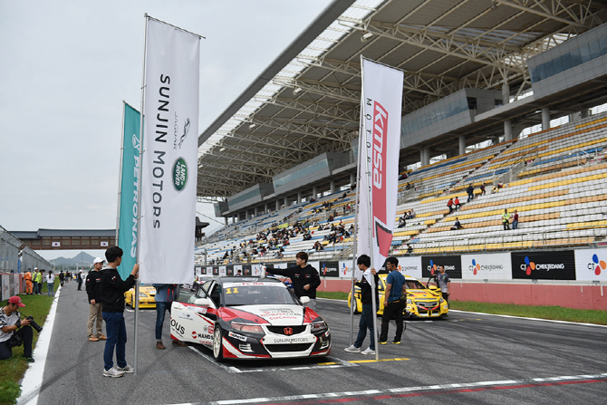 여성 카레이서 문혜민, TCSA 최종전을 우승을 장식